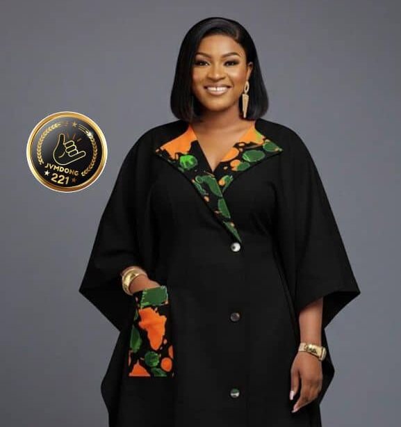 Ensemble Chic Afro – Élégance & Modernité Sublimez votre style avec cet ensemble deux pièces alliant élégance